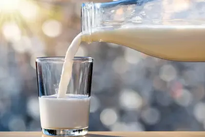 Sube el precio de la leche entre 50 centavos y Bs 1 en las tiendas de barrio y comerciantes reportan caída de ventas