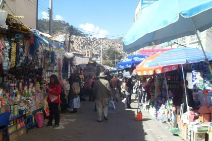 “Todo está caro”: Suben los precios de artículos de limpieza y pañales en La Paz, reportan compradores
