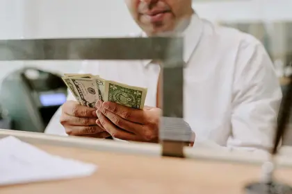 Desde el miércoles inicia la devolución de dólares a ahorristas que tengan hasta $us 3.000 en la banca
