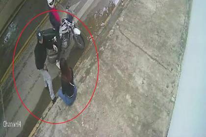 Video: Así atracaron a una joven que estaba sentada en una acera en Alto San Pedro