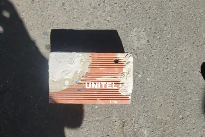 Vecinos hallan celular oculto en un ladrillo y temen vigilancia de viviendas en La Paz