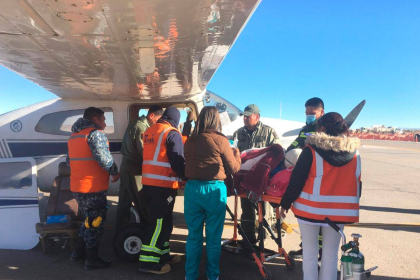 Vía aérea, así fue el traslado de un niño con cáncer desde Uyuni a La Paz para recibir atención médica especializada 