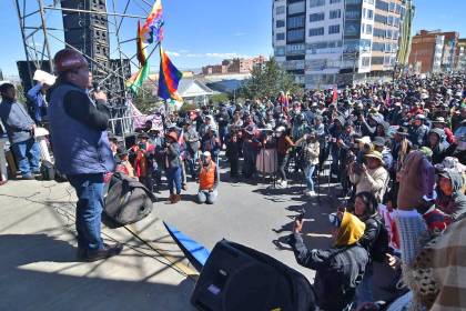 Cabildo de sectores en El Alto rechaza ir al diálogo y ratifica pedido de renuncia de Paz