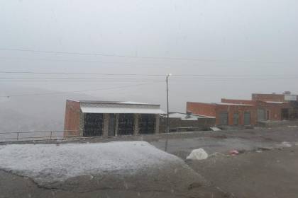 El Alto luce su poncho blanco; la nevada cae desde la noche del domingo y afecta el flujo de los vuelos