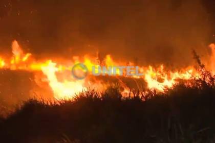 Alerta en el barrio Viru Viru: Incendio de pastizales pone en riesgo viviendas cercanas