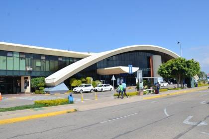 Viajeros dicen que pasajes en avión están un 30% más caros por la alta demanda a causa de los bloqueos 