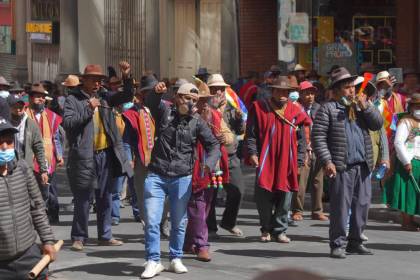 Suben a 32 los puntos de bloqueos en Bolivia, un día después de la violencia en La Paz
