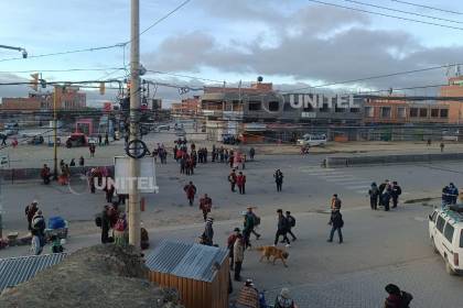 La Paz: Bloquean rutas a Oruro, al lago Titicaca, a los Yungas y a la frontera con Perú; la Policía descarta intervención