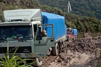 “Los buses no llegan a sus destinos”: Carretera La Paz- Apolo permanece en mal estado y autoridades piden ayuda 