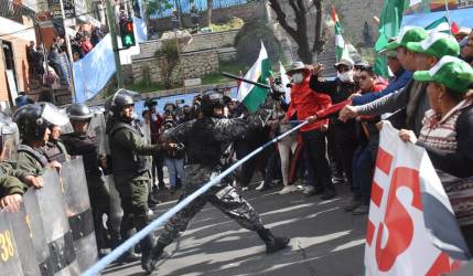 Gobierno convoca al Magisterio Urbano a dialogar tras una jornada de enfrentamiento entre policías y maestros 