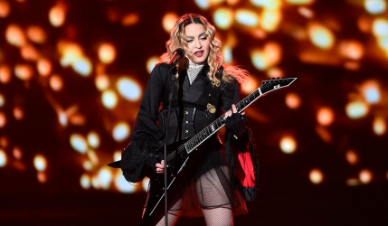 Video: Madonna sufre una aparatosa caída durante su concierto en Seattle, Estados Unidos 