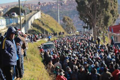 Los choferes del transporte urbano marchan desde la Ceja a La Paz para exigir suministro normal del combustible
