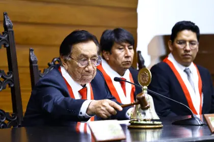 En segunda vuelta, el pleno del Congreso elige a José María Balcázar como nuevo presidente de Perú