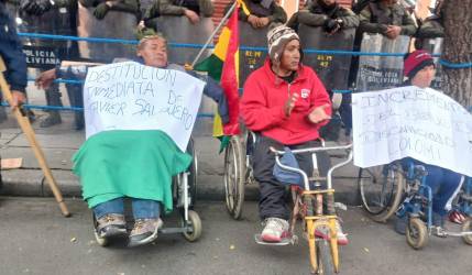 Colapsa el centro de La Paz: Personas con discapacidad y ediles se crucifican y bloquean las calles