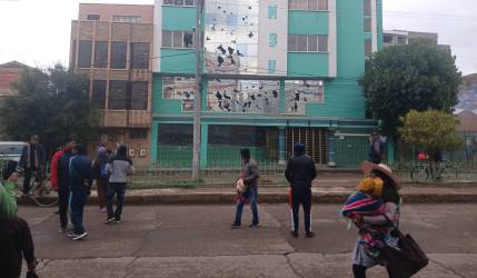 Oruro: Apedrean sede de choferes en medio del paro y bloqueo por el incremento de pasajes