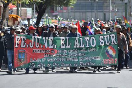 La Paz sigue cercada, sin alimentos ni combustibles; anuncian un cabildo de juntas vecinales en la Ceja