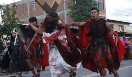 Feligreses participan del Via Crucis como parte de las actividades por Viernes Santo