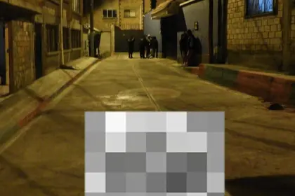 El cuerpo estaba sin cubrir: Cámaras graban el momento del traslado de una mujer asesinada