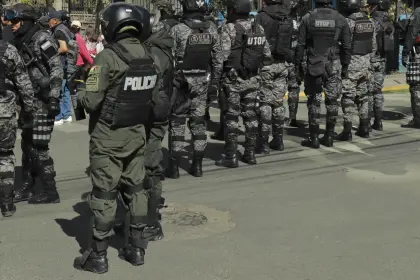 La Paz: Policía investiga a seis sargentos y un oficial por la fuga de presos