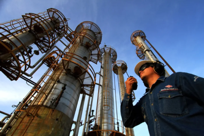 “Nos damos el lujo de no usar la capacidad ociosa de las refinerías”, cuestiona experto sobre política de combustibles