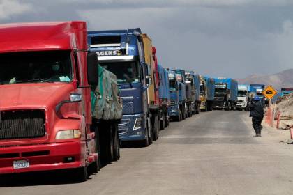 Transporte pesado bloqueará la carretera La Paz - Oruro y en Santa Cruz una caravana de camiones irá a la Aduana