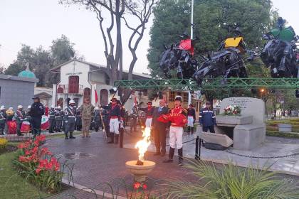 Con el traslado de los restos del héroe Esteban Arze se inician actos protocolares por la efeméride de Cochabamba