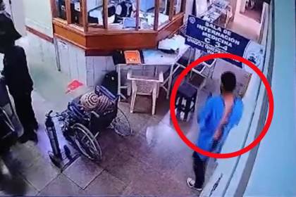 Cámaras captaron el momento en el que el reo escapa caminando de un hospital de Quillacollo