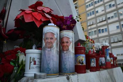 Papa Francisco “descansó bien” en su octava noche hospitalizado, pero “aún no está fuera de peligro” 