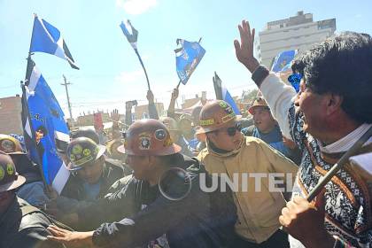 Evo llega a su proclamación en El Alto con custodia de mineros y campesinos 
