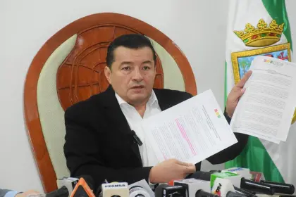 Concejales piden a Jhonny que pida licencia para campaña; él responde que la Constitución no lo obliga y lo va a considerar