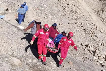 Rescatan a una profesora que cayó 100 metros en un barranco en La Paz 