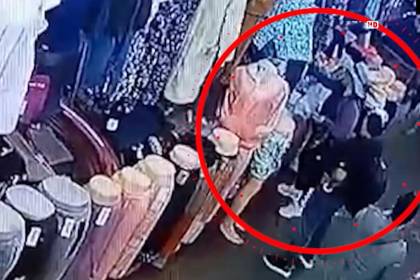 Video: Delincuentes roban una mochila con más de Bs 16 mil de un puesto en un mercado