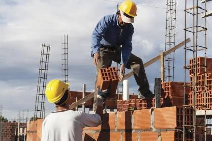 Constructores sobre el nuevo régimen del diésel: “La aplicación del decreto ha significado la paralización de varias obras”