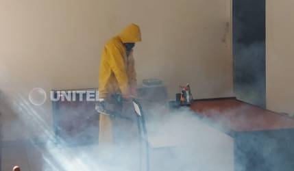 Fumigan y desinfectan la Uagrm tras suspensión de clases presenciales por influenza
