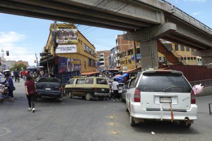 La Paz: Transporte público circula con normalidad este lunes, pero usuarios denuncian cobros excesivos