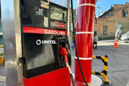 “Son tres días que no hay gasolina”: Trabajadora de un surtidor en La Paz dice que varios choferes duermen en la fila 