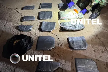 Caen cuatro policías con droga que intentaron fugar y causaron un accidente con heridos