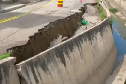 Reportan hundimiento de plataforma en una avenida de la ciudad de Cochabamba 