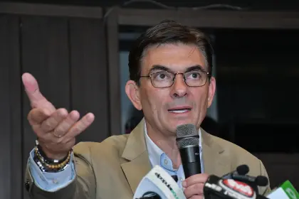 Paz anuncia que se emprenderá el proceso para restablecer relaciones diplomáticas con EEUU