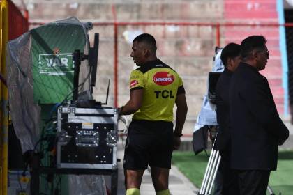 Oficial: los árbitros bolivianos explicarán al público las decisiones del VAR en vivo