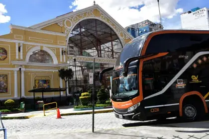 Por bloqueos, hasta 40 horas es lo que demoran los buses para completar la ruta La Paz - Santa Cruz
