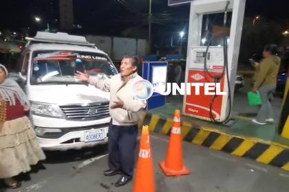 Falta de combustible provoca empujones y amagues de pelea entre choferes en La Paz
