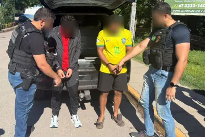 Dos brasileños capturados con armas cerca del Urubó pertenecen al PCC y fueron expulsados, reporta la Policía