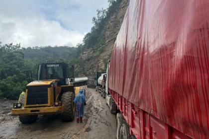 Reportan un fallecido en la ruta a los Valles cruceños; una piedra impacta en un bus
