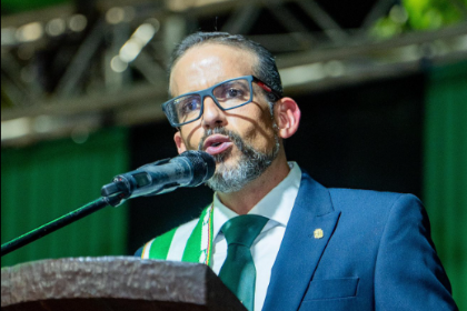 Camacho llama a los empresarios a trabajar en una agenda de tres puntos