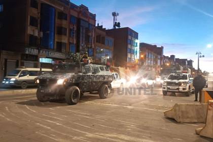 La Paz: Militares y policías activan operativo para despejar la ruta que une El Alto con el lago Titicaca