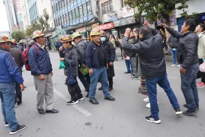 Auríferos detonan dinamitas en el centro de La Paz por la falta de diésel y generan molestia en la ciudadanía