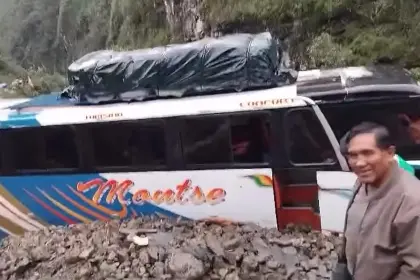 Bus con pasajeros quedó atrapado en una mazamorra en la carretera a los Yungas 