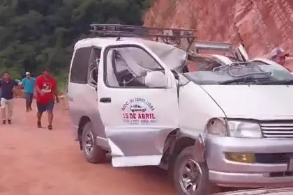 Dos personas mueren aplastadas por una roca que cayó sobre un minibús en Tarija 