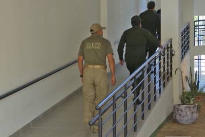 Envían a la cárcel a policía acusado de amenazar y agredir múltiples veces a su esposa